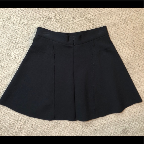✨TOPSHOP Black Mini Flip Skirt US6 EUC! - Picture 2 of 3